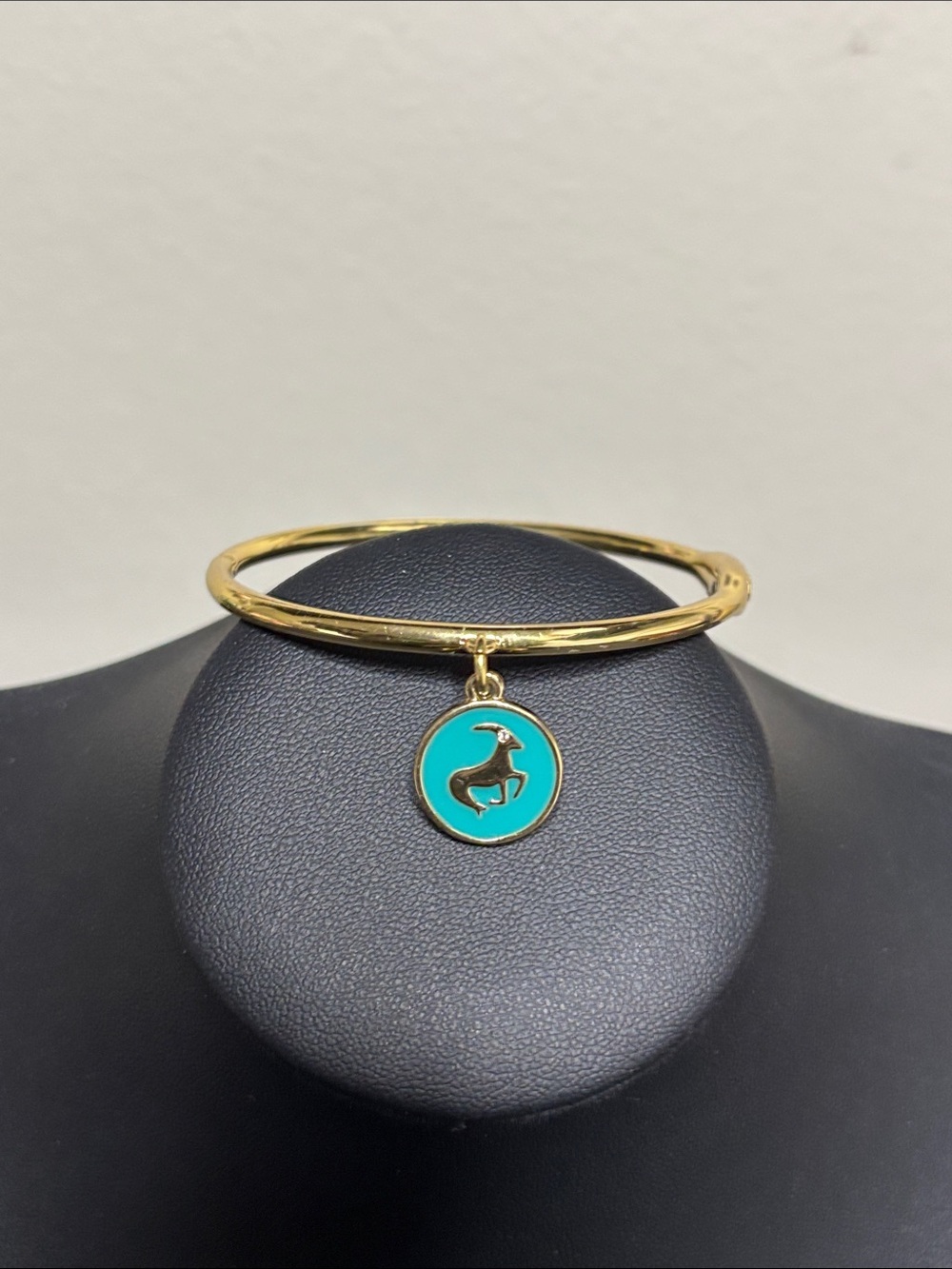 Rare Kate spade She’s One Smart Cookie Charm Bangle Latch Bracelet Capricorn